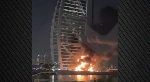 Ντουμπάι: Φωτιά στο εμβληματικό ξενοδοχείο Μπουρτζ αλ Αράμπ, στα καταφύγια οι πολίτες ΒΙΝΤΕΟ