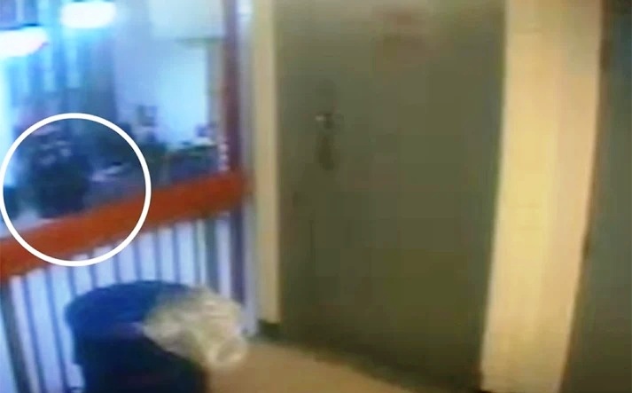 «Αγνωστο» βίντεο από τη στιγμή που ο Επστιν εντοπίζεται νεκρός στη φυλακή