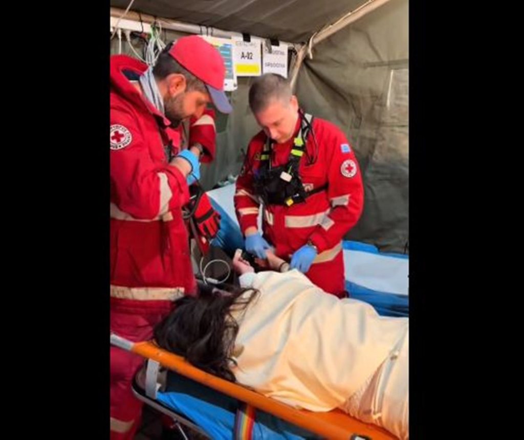 Νεαρή σε κατάσταση μέθης λαμβάνει τη φροντίδα από διασώστες του ΕΕΣ