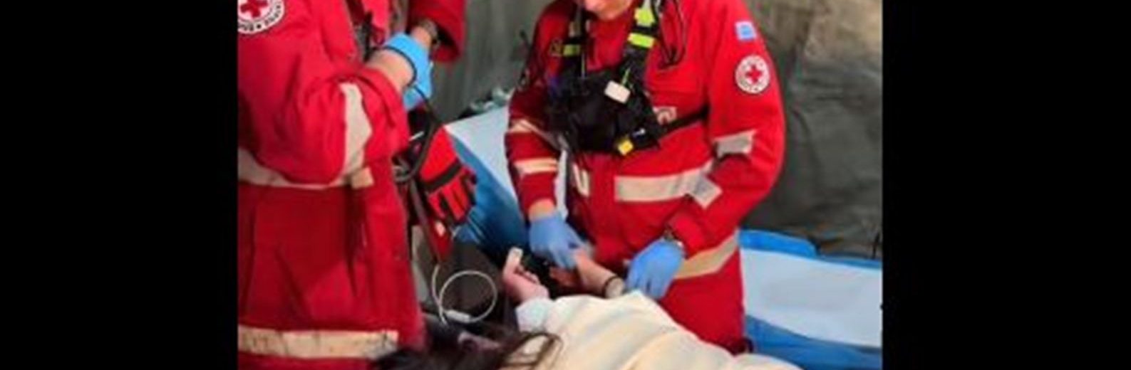 Νεαρή σε κατάσταση μέθης λαμβάνει τη φροντίδα από διασώστες του ΕΕΣ