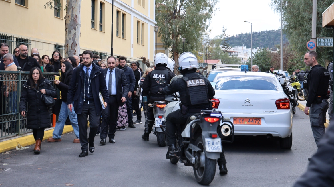Εκκενώνονται τα Δικαστήρια της Ευελπίδων μετά από τηλεφώνημα για βόμβα ΦΩΤΟ 4 Εκκενώνονται τα Δικαστήρια της Ευελπίδων μετά από τηλεφώνημα για βόμβα ΦΩΤΟ