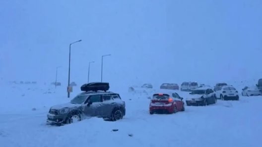 Απεγκλωβισμός 100 ατόμων ανάμεσά τους και παιδιά στο Χιονοδρομικό Φαλακρού