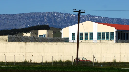 Τρίκαλα: Ένταση και φωτιά σε πτέρυγα των Φυλακών