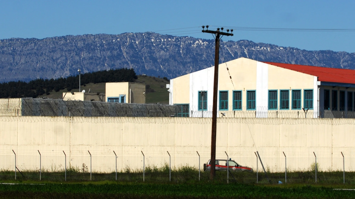 Τρίκαλα: Ένταση και φωτιά σε πτέρυγα των Φυλακών