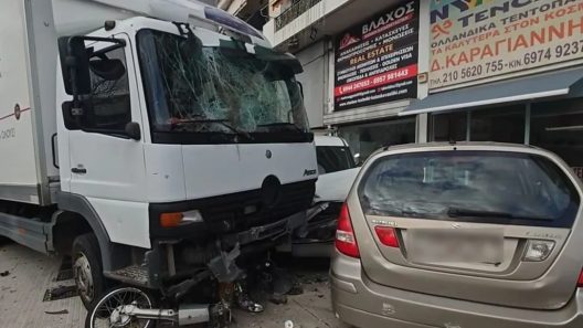 ΒΙΝΤΕΟ με την τρελή πορεία φορτηγού που εμβολίζει οχήματα στη Θηβών