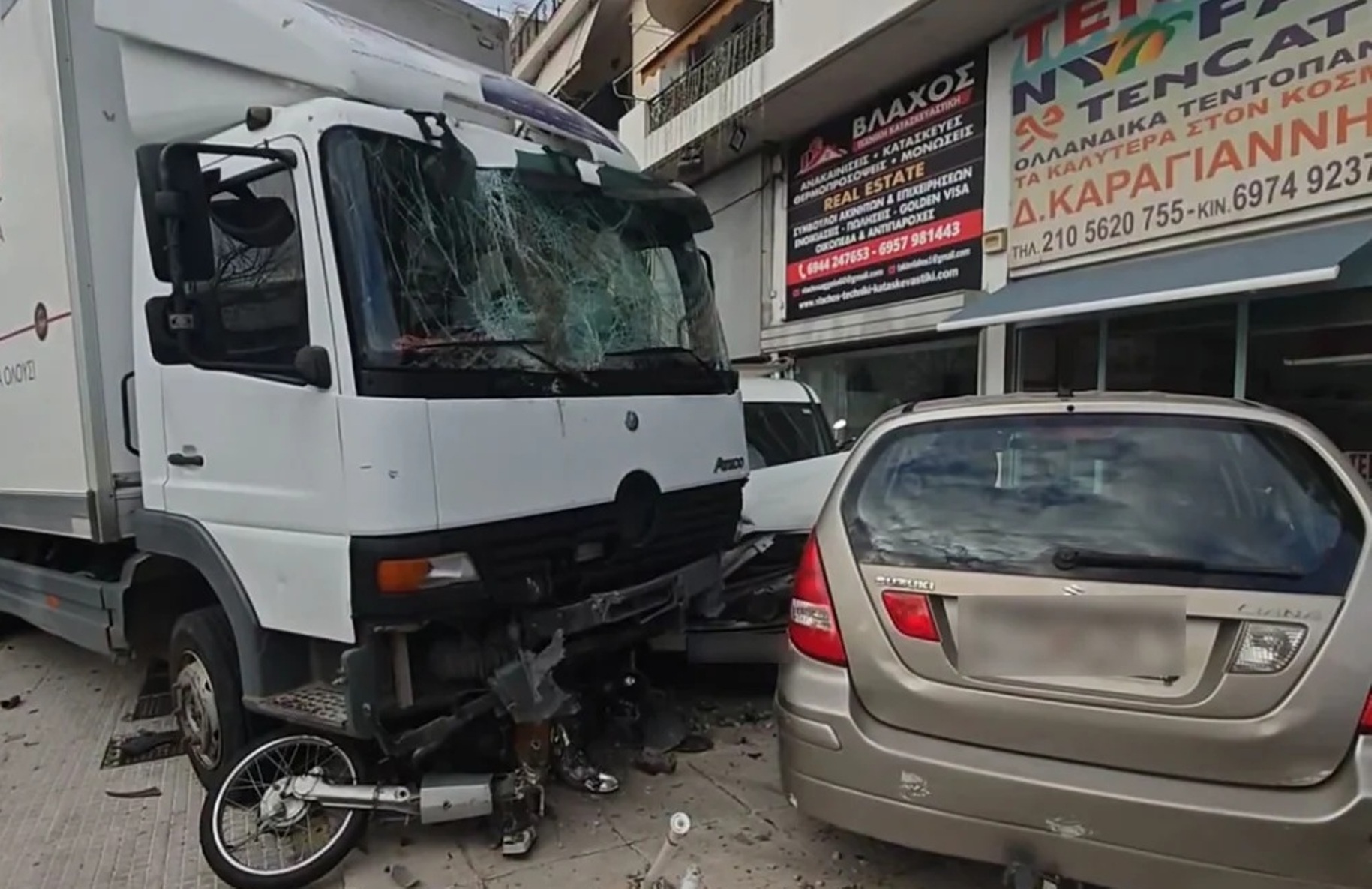 ΒΙΝΤΕΟ με την τρελή πορεία φορτηγού που εμβολίζει οχήματα στη Θηβών 4 ΒΙΝΤΕΟ με την τρελή πορεία φορτηγού που εμβολίζει οχήματα στη Θηβών