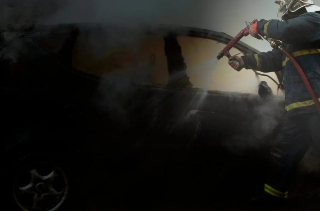 Πατρών-Πύργου: Πυρκαγιά σε αυτοκίνητο - Επιχείρηση κατάσβεσης