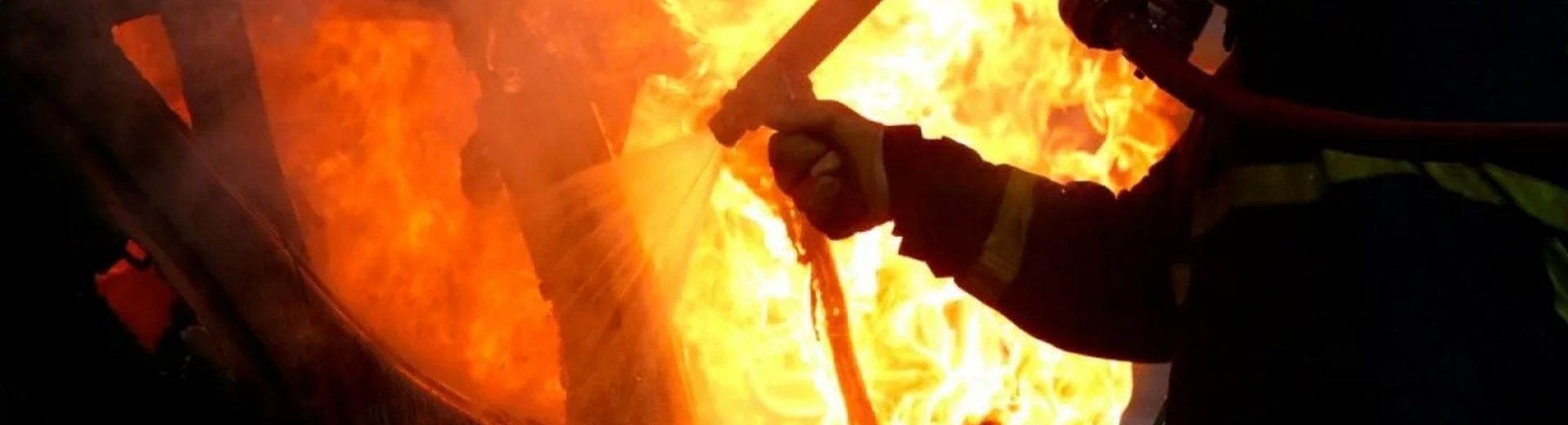 Φωτιά σε ΙΧ στην Κυλλήνη: Πρόλαβαν τα χειρότερα στο λιμάνι