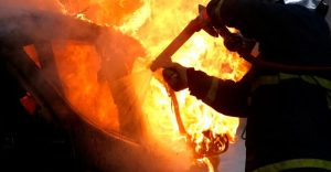 Φωτιά σε ΙΧ στην Κυλλήνη: Πρόλαβαν τα χειρότερα στο λιμάνι