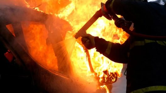 Πάτρα: «Ξαφνική» φωτιά σε αυτοκίνητα, τι εξετάζει η Πυροσβεστική