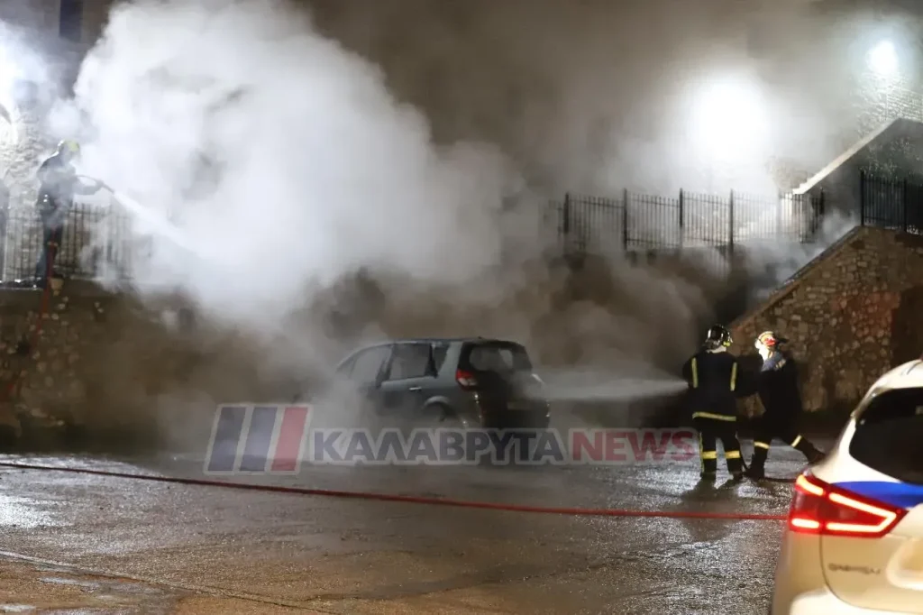 Καλάβρυτα: «Λαμπάδιασε» αυτοκίνητο στο Μέγα Σπήλαιο ΦΩΤΟ - ΒΙΝΤΕΟ