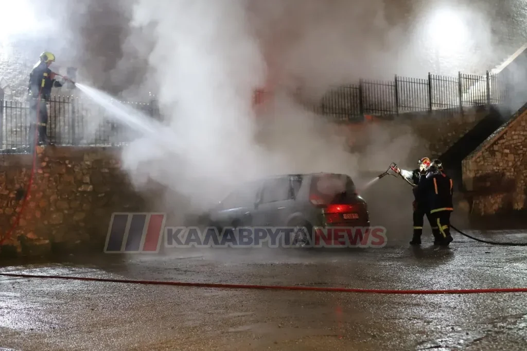 Καλάβρυτα: «Λαμπάδιασε» αυτοκίνητο στο Μέγα Σπήλαιο ΦΩΤΟ - ΒΙΝΤΕΟ