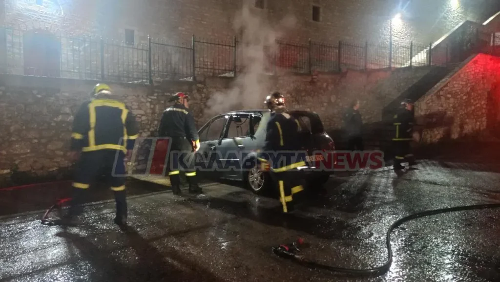 Καλάβρυτα: «Λαμπάδιασε» αυτοκίνητο στο Μέγα Σπήλαιο ΦΩΤΟ - ΒΙΝΤΕΟ