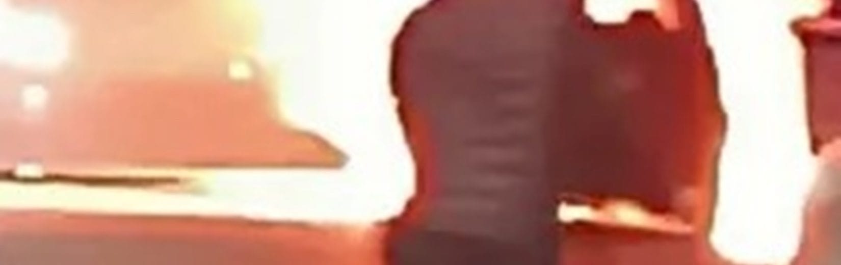 Η στιγμή που του αυτοκίνητο έχει παραδοθεί στις φλόγες