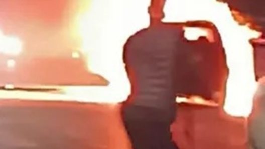 Η στιγμή που του αυτοκίνητο έχει παραδοθεί στις φλόγες