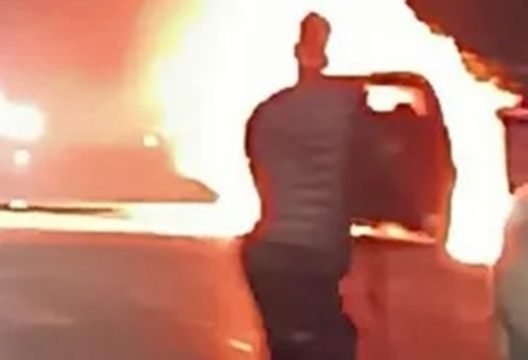 Η στιγμή που του αυτοκίνητο έχει παραδοθεί στις φλόγες