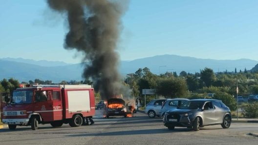 Καλάβρυτα: «Λαμπάδιασε» αυτοκίνητο στο Μέγα Σπήλαιο ΦΩΤΟ - ΒΙΝΤΕΟ