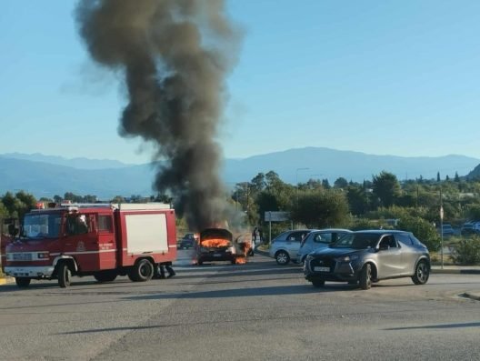 Καλάβρυτα: «Λαμπάδιασε» αυτοκίνητο στο Μέγα Σπήλαιο ΦΩΤΟ - ΒΙΝΤΕΟ