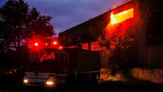 Μεγάλη φωτιά σε αποθήκη εταιρείας αθλητικών ειδών στα Σπάτα ΒΙΝΤΕΟ - ΝΕΟΤΕΡΑ