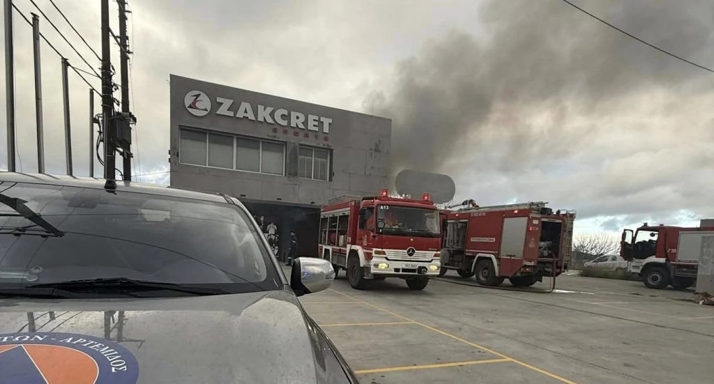 Μεγάλη φωτιά σε αποθήκη εταιρείας αθλητικών ειδών στα Σπάτα ΒΙΝΤΕΟ - ΝΕΟΤΕΡΑ 26 Ισχυρές δυνάμεις της Πυροσβεστικής στο σημείο