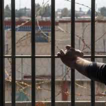 Αίγιο: Προφυλακιστέος για τον άγριο ξυλοδαρμό ρομά - «Του έριξε 22 κλωτσιές στο πρόσωπο»