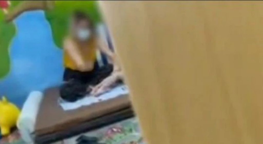 Στιγμιότυπο από το βίντεο που κατέγραψε η μητέρα του παιδιού