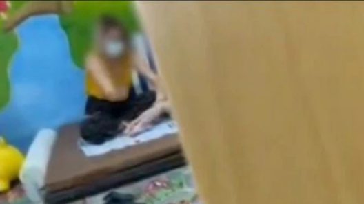 Στιγμιότυπο από το βίντεο που κατέγραψε η μητέρα του παιδιού