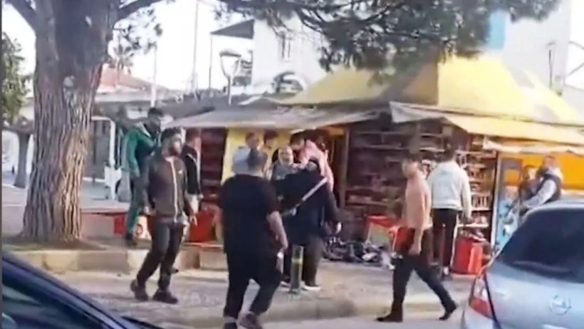 Γαστούνη: Ελεύθεροι οι δράστες ξυλοδαρμού περιπτερά 24 Στιγμιότυπο από την άγρια επίθεση ρομά στον περιπτερά και τον γιο του