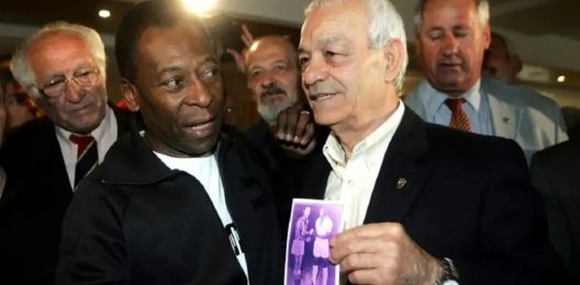 Απεβίωσε ο παλαίμαχος ποδοσφαιριστής του Ολυμπιακού Σωτήρης Γκαβέζος 26 Ο Σωτήρης Γκαβέζος με τον Πελέ, τον θρύλο του ποδοσφαίρου