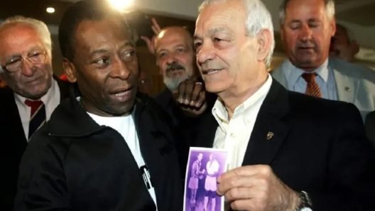 Ο Σωτήρης Γκαβέζος με τον Πελέ, τον θρύλο του ποδοσφαίρου
