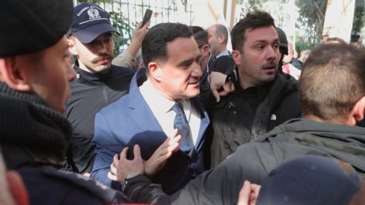 Ο υπουργός Υγείας, απομακρύνεται από την προσωπική του φρουρά