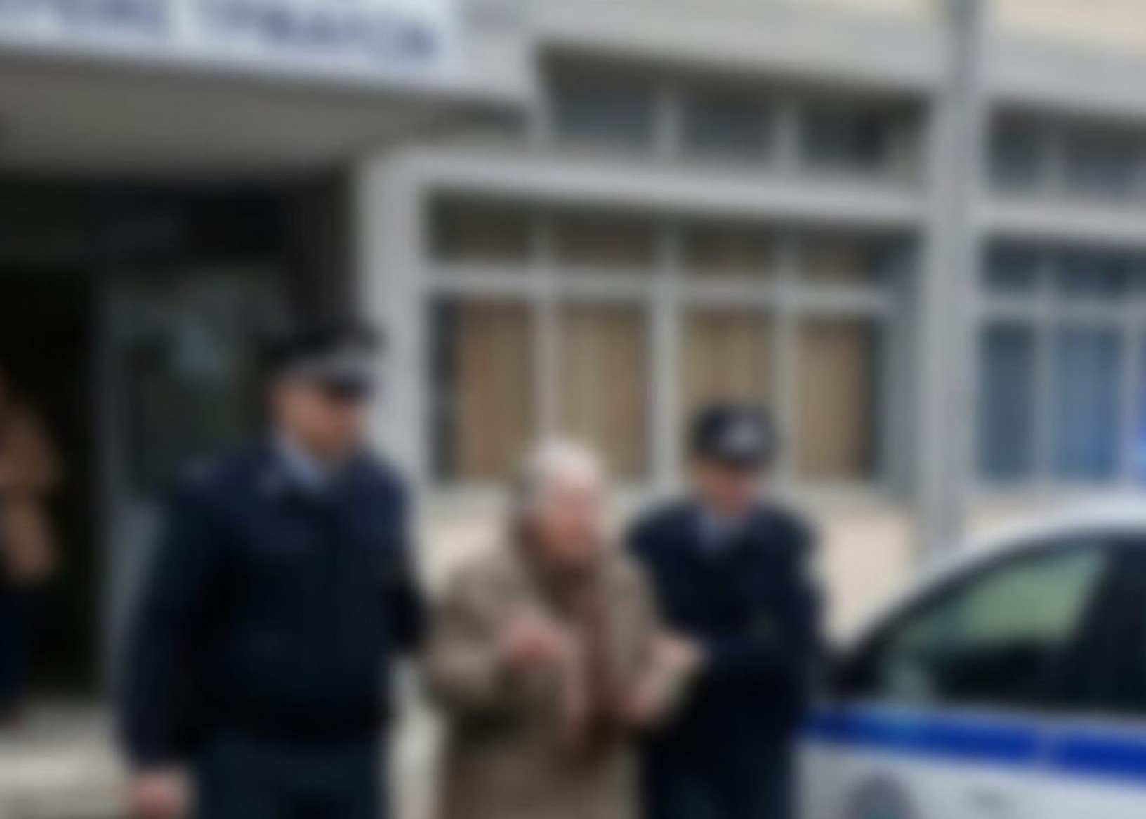 Δείτε γιατί γιαγιά μαθητή προσήχθη στην Αστυνομία στα Τρίκαλα 4 Η στιγμή της προσαγωγής της ηλικιωμένης