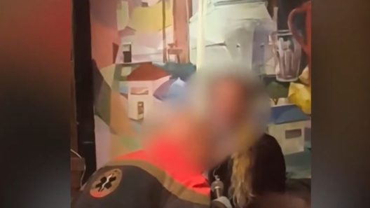 Απίστευτο περιστατικό στο Ίλιον: Κάλεσαν διασώστη σε νυχτερινό κέντρο και αυτος ξεκίνησε να... τραγουδάει