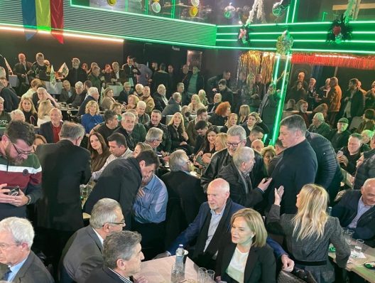 Πάτρα: Η πίτα της ΝΕ ΠΑΣΟΚ Αχαΐας - Γ. Παπανδρέου: «Αλλάξαμε τη χώρα» ΦΩΤΟ