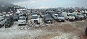 Καλάβρυτα: Το αδιαχώρητο στο Χιονοδρομικό Κέντρο, με κυκλοφοριακό έμφραγμα ΦΩΤΟ