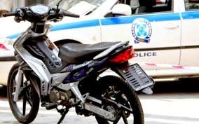 Πάτρα: Σταμάτησαν ανήλικο με μηχανή κι αυτός...πάτησε γκάζι