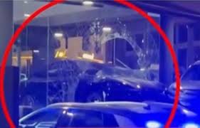 Αίγιο: Κλοπή κοσμημάτων, αγροτικό έσπασε τζαμαρία καταστήματος ΦΩΤΟ