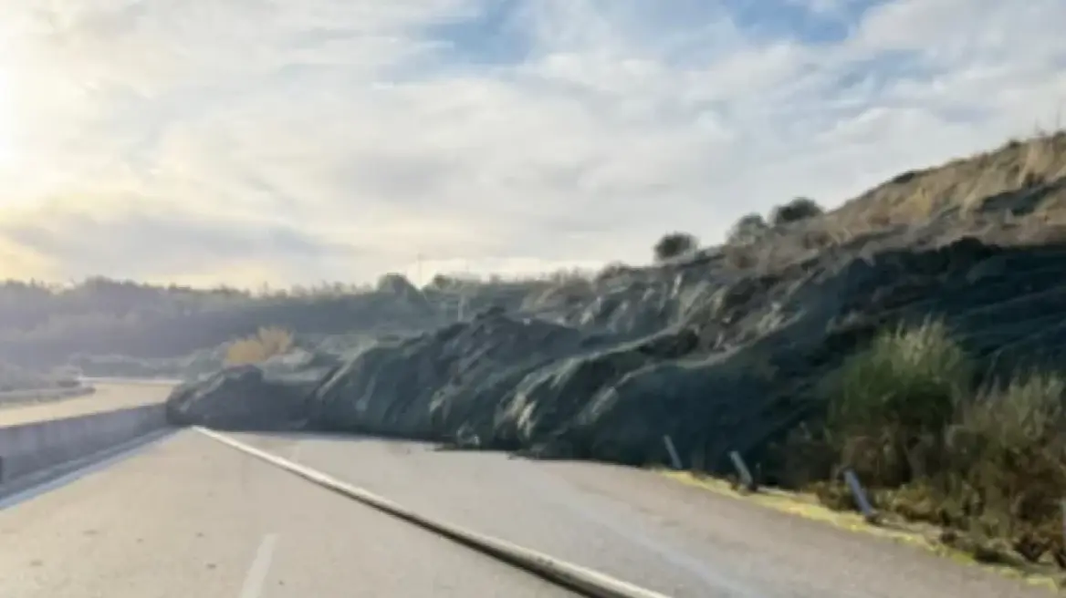 Ιόνια Οδός: Κλειστός ο δρόμος από κατολίσθηση ΒΙΝΤΕΟ ΦΩΤΟ