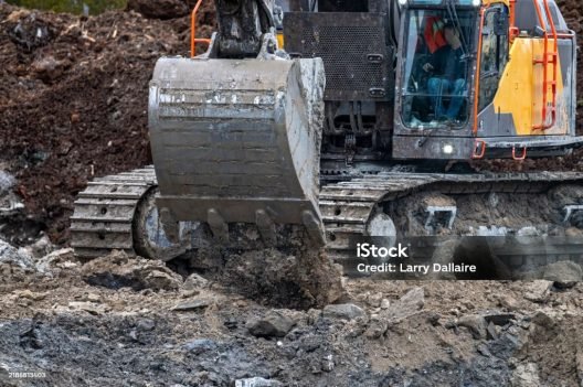 Κατάκολο: Ειδικό συνεργείο από Αθήνα, για απομάκρυνση βράχου ΒΙΝΤΕΟ
