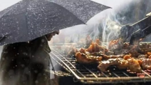 Πάτρα: Με ομπρέλες η Τσικνοπέμπτη, αναλυτικά ο καιρός