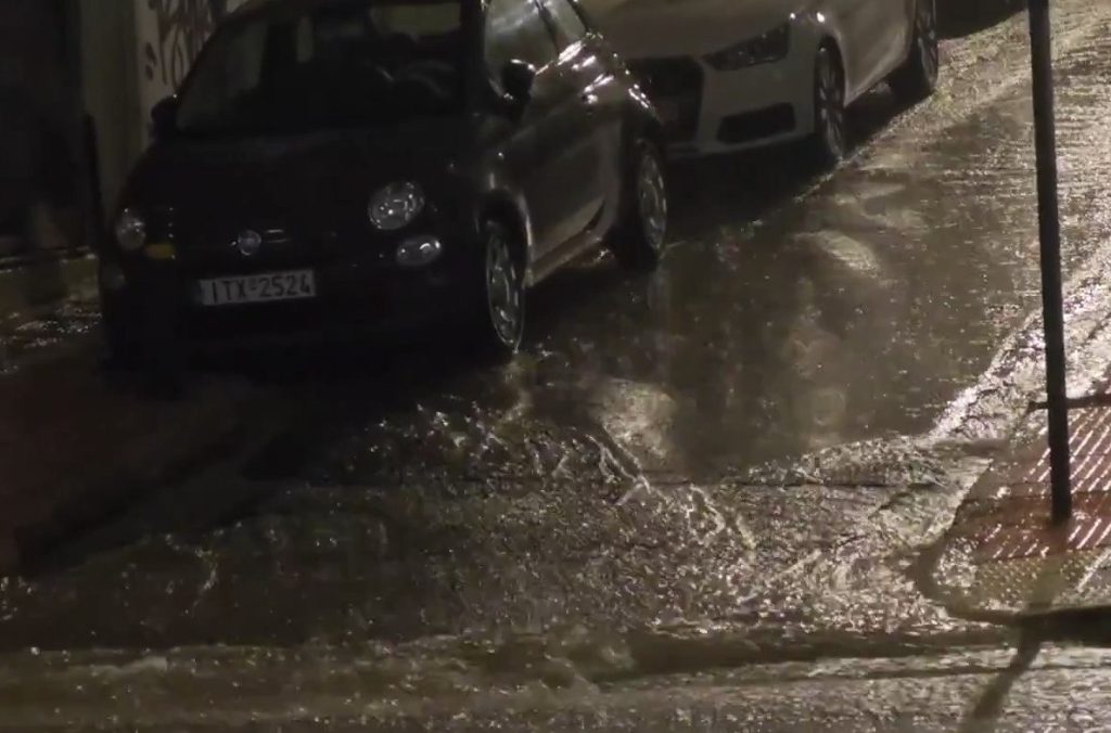 Αττική-Κακοκαιρία: Υπερχείλισε ρέμα , καθίζηση στο Πολύγωνο - Οι περιοχές που χτυπιούνται