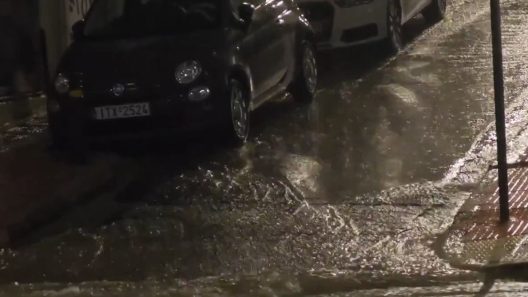 Αττική-Κακοκαιρία: Υπερχείλισε ρέμα , καθίζηση στο Πολύγωνο - Οι περιοχές που χτυπιούνται