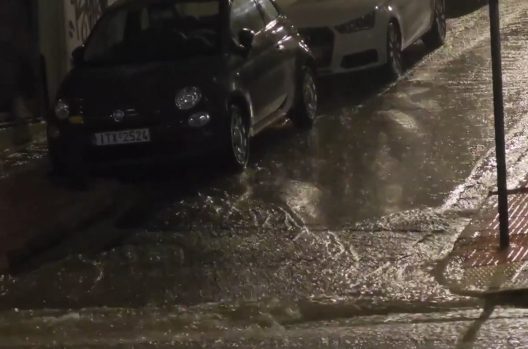 Αττική-Κακοκαιρία: Υπερχείλισε ρέμα , καθίζηση στο Πολύγωνο - Οι περιοχές που χτυπιούνται