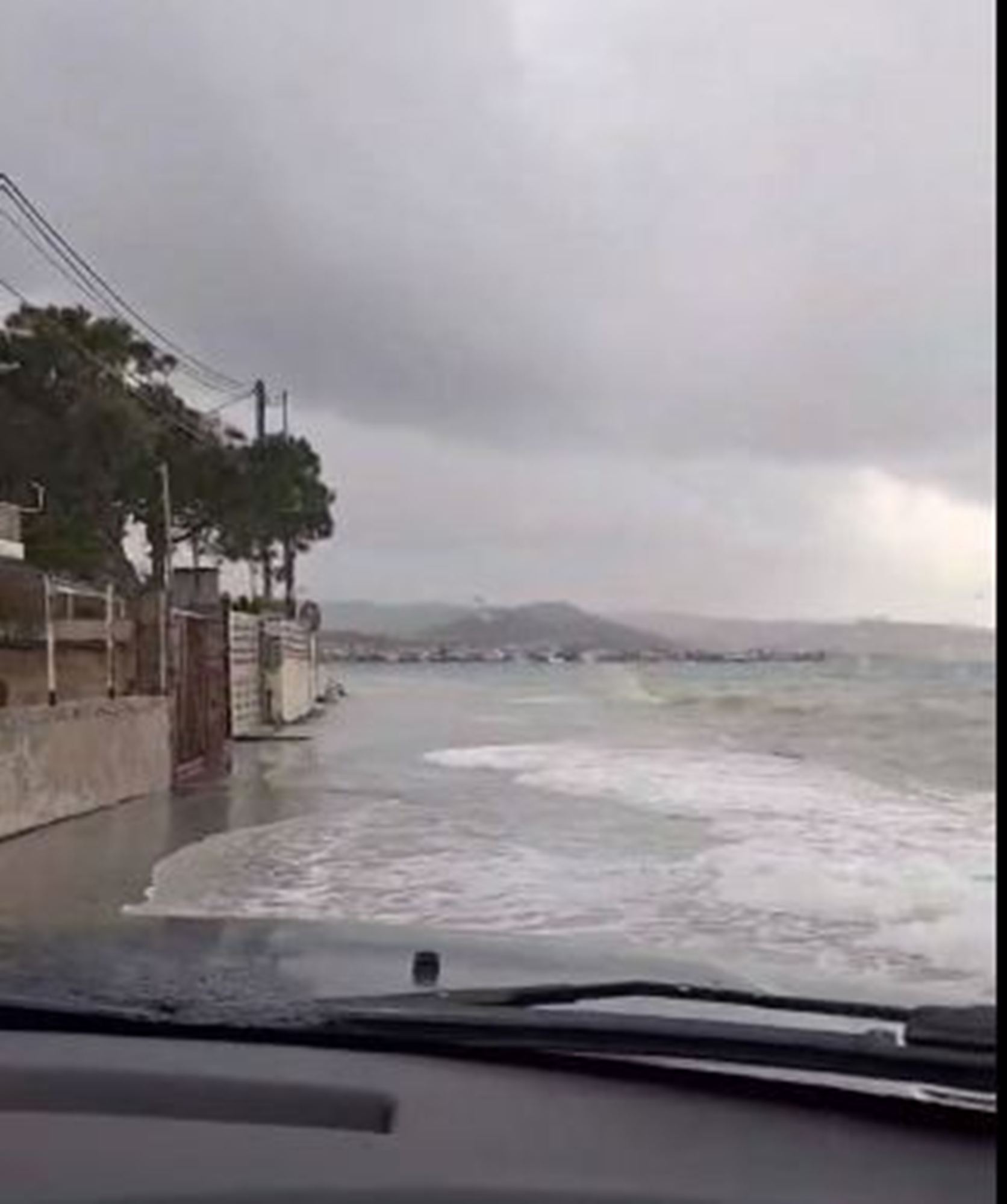 Βραχνέϊκα: Οδηγός «παλεύει» με τα κύματα ΒΙΝΤΕΟ