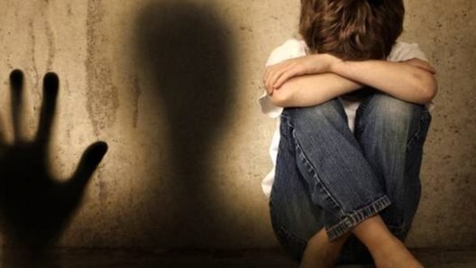 Γαλλία: Πρώην εκπαιδευτικός κατηγορείται για σεξουαλικές επιθέσεις σε 89 ανηλίκους, ομολόγησε και δύο δολοφονίες