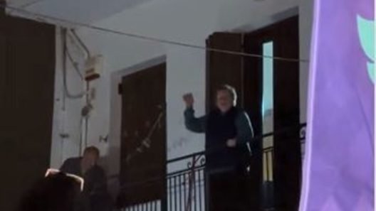 Γιαγιά εν δράσει σε καρναβαλικούς ρυθμούς