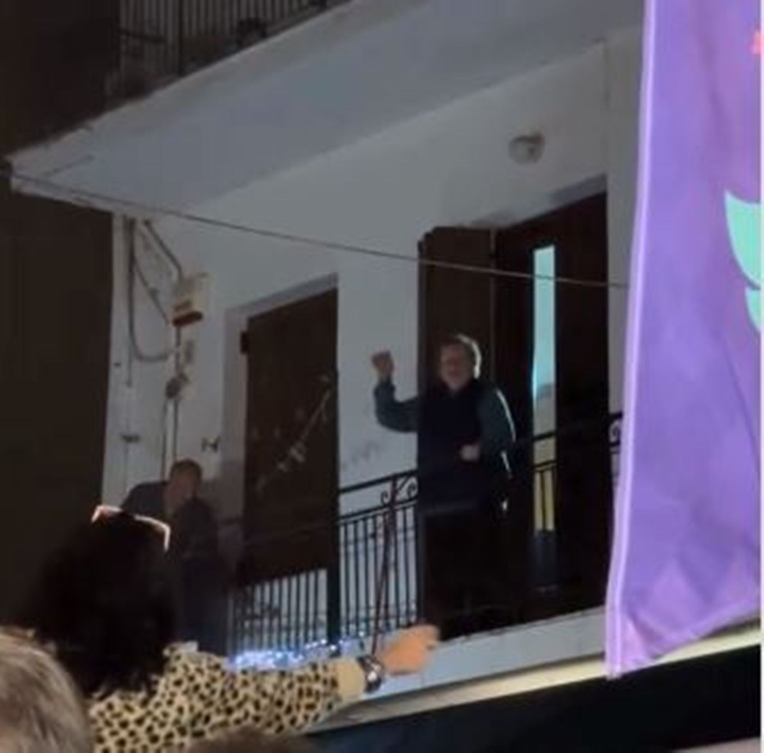 Καλάβρυτα: H γιαγιά που παρτάρει στο μπαλκόνι της ΒΙΝΤΕΟ