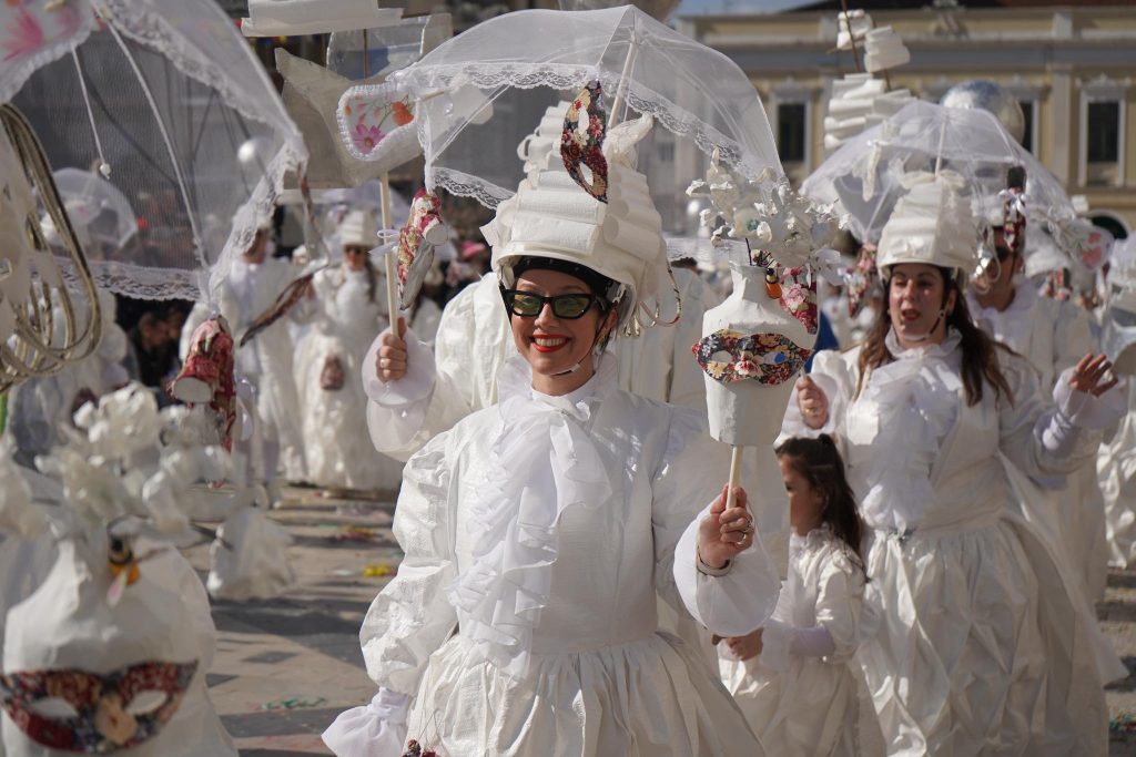 Πατρινό Καρναβάλι 2026: Αφησε εποχή η Μεγάλη Παρέλαση, χιλιάδες καρναβαλιστές μετέφεραν το κέφι ΦΩΤΟ - ΒΙΝΤΕΟ