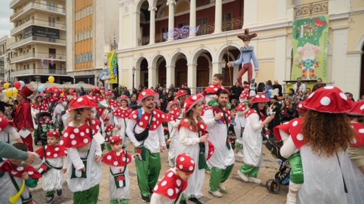 Κέφι ζωντάνια και χορός από τους μικρούς καρναβαλιστές της Πάτρας