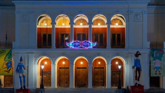 Το Δημοτικό Θέατρο «Απόλλων» διακοσμημένο καρναβαλικά